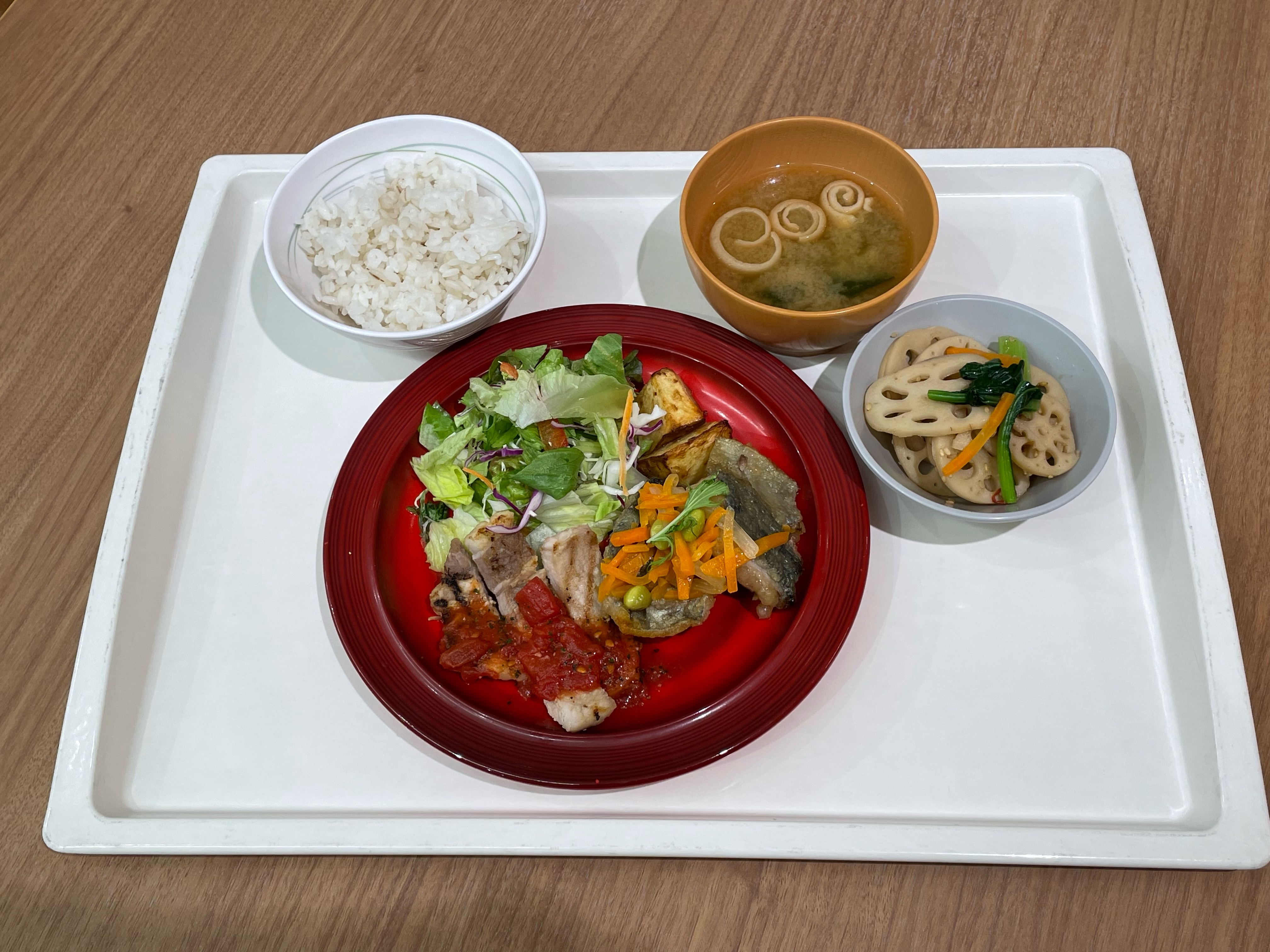 学食でフードロス削減を目的にした気まぐれプレートを提供