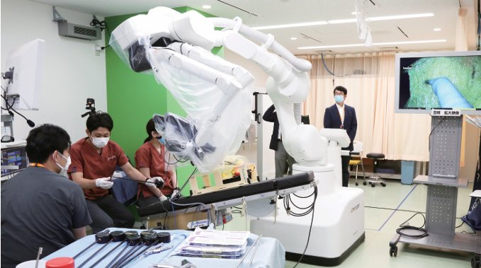 国産手術支援ロボットを使用した遠隔手術の実証実験