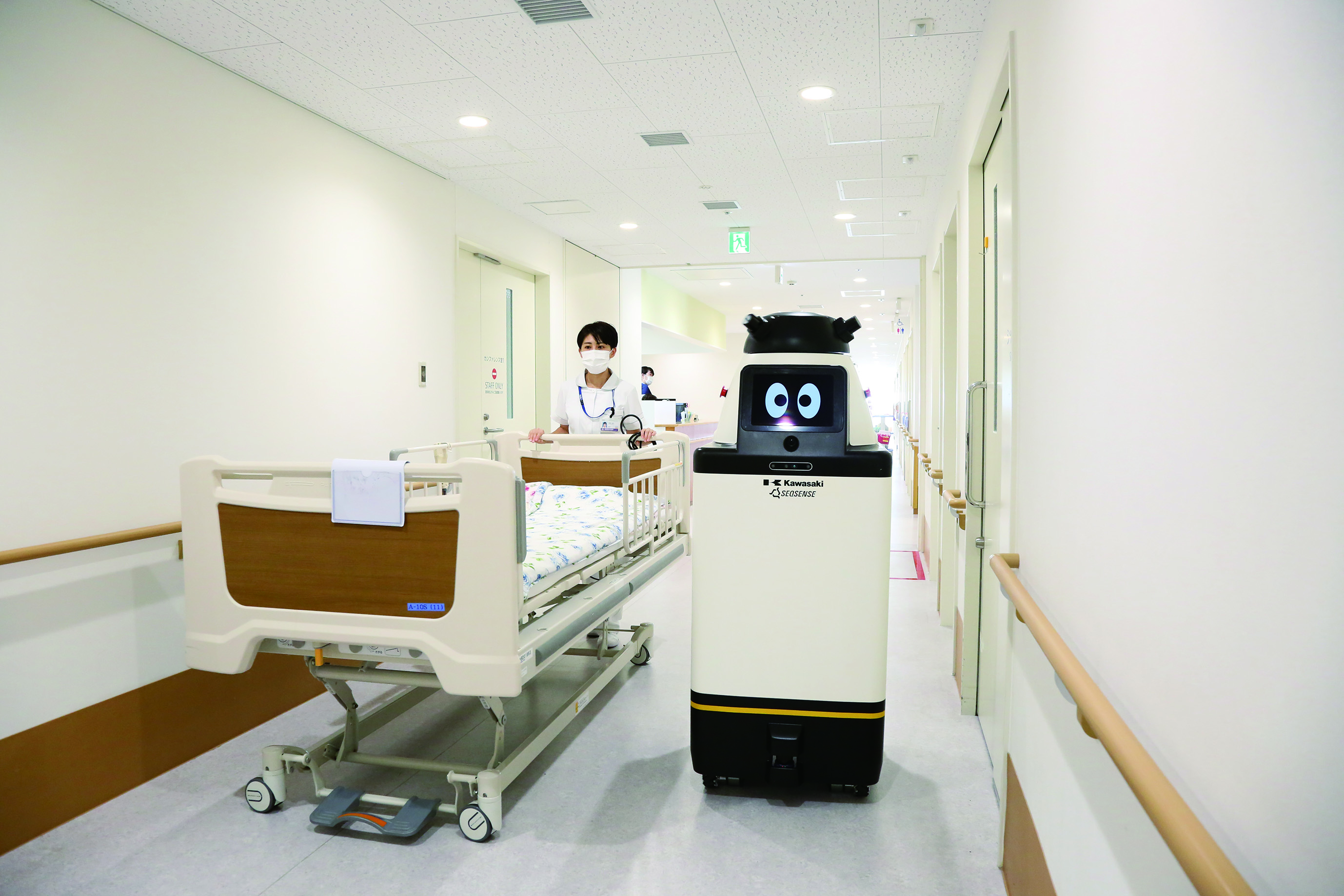 川崎重工業製病院内搬送ロボットの実証実験