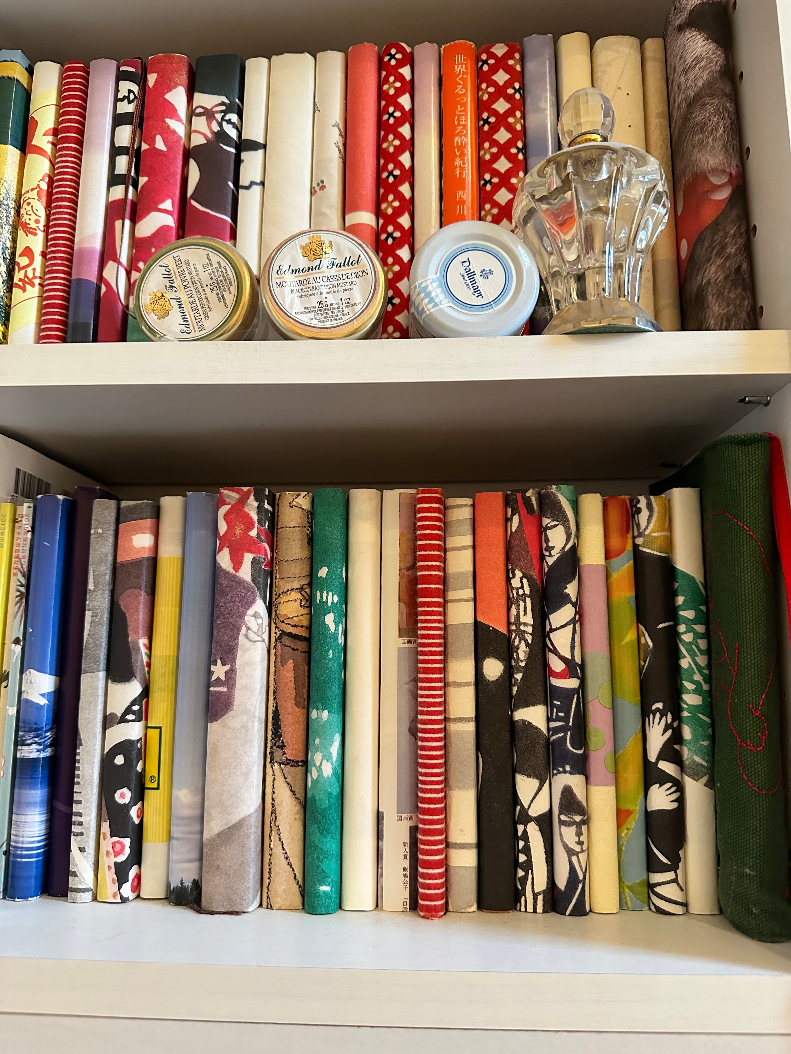 包装紙や紙袋で作ったブックカバー