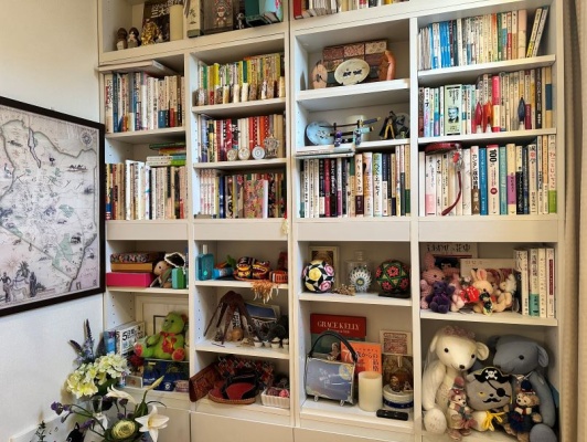 佐々木先生の自宅の本棚の写真