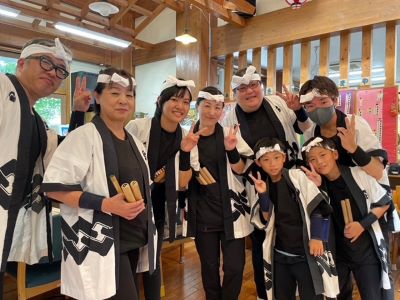 ２人の息子と和太鼓チームのメンバーとの集合写真