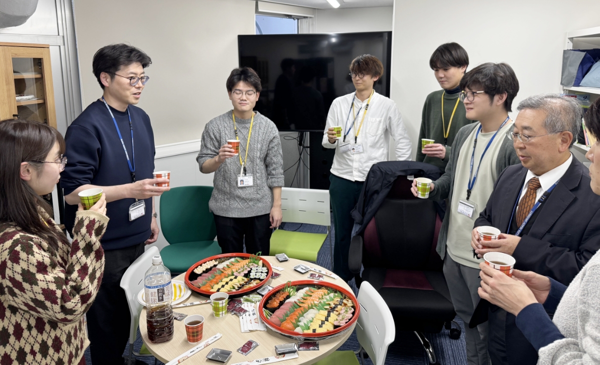 藤田医科岡野研開局1周年のお祝いの様子