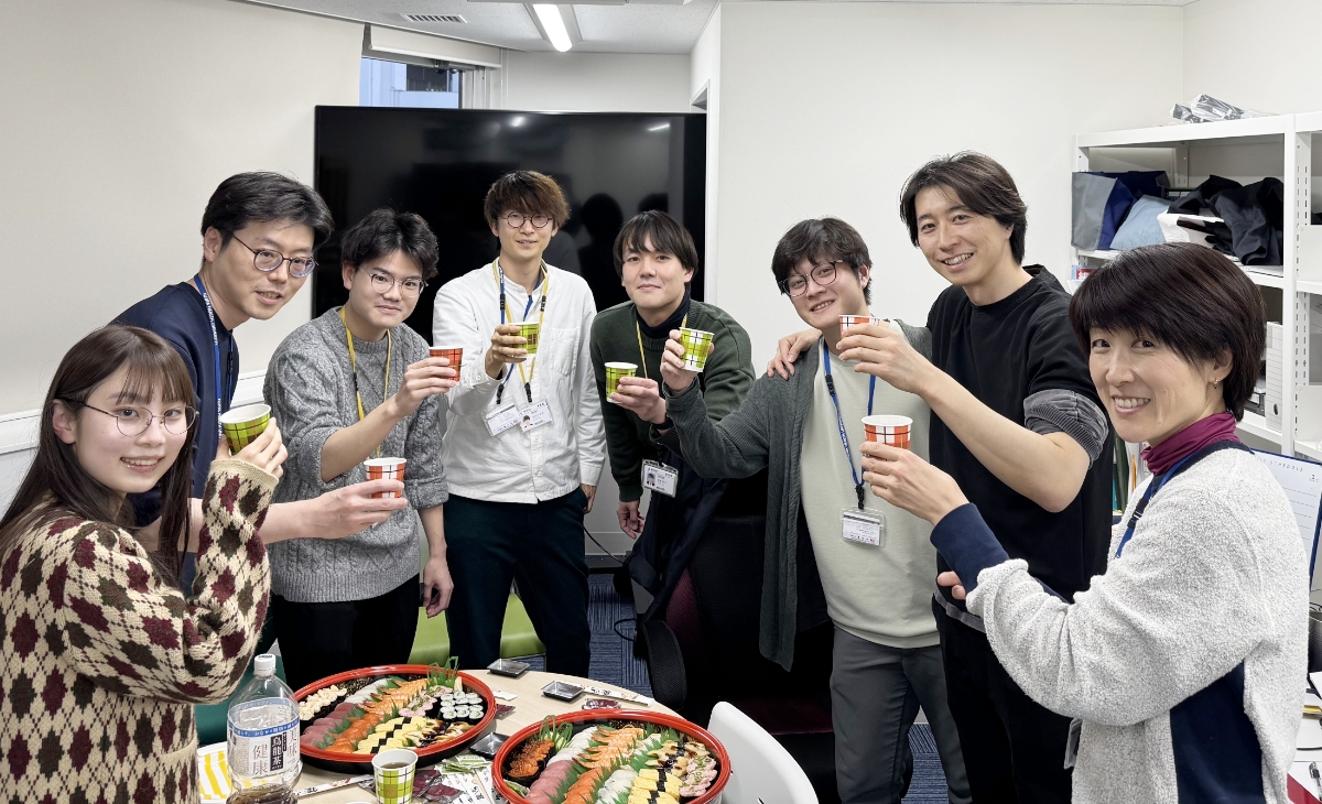 藤田医科岡野研開局1周年のお祝いの様子