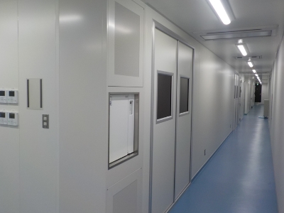 陽圧室側（手前）から陰圧室（奥）までの外観