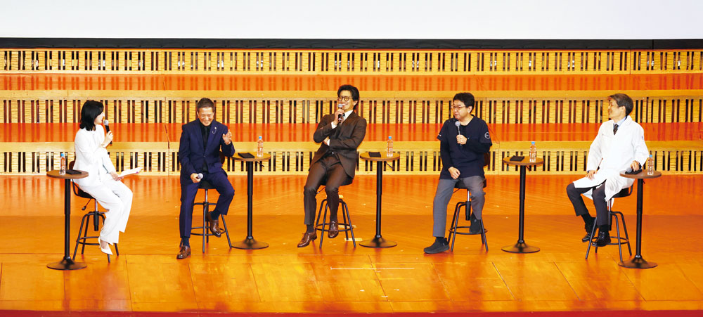 映画「フロントライン」特別上映会で登壇する小栗旬さんと阿南英明医師