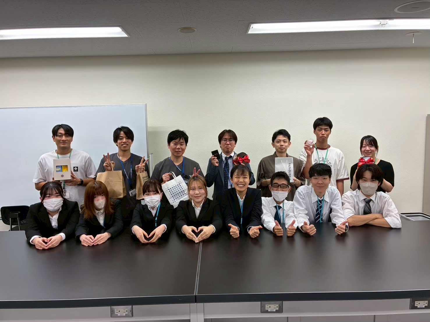 卒論発表会が開催されました。皆さんとも4ヶ月間お疲れ様でした！卒論