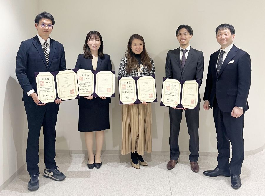 医学博士の学位を授与されました先生方と藤田教授の集合写真